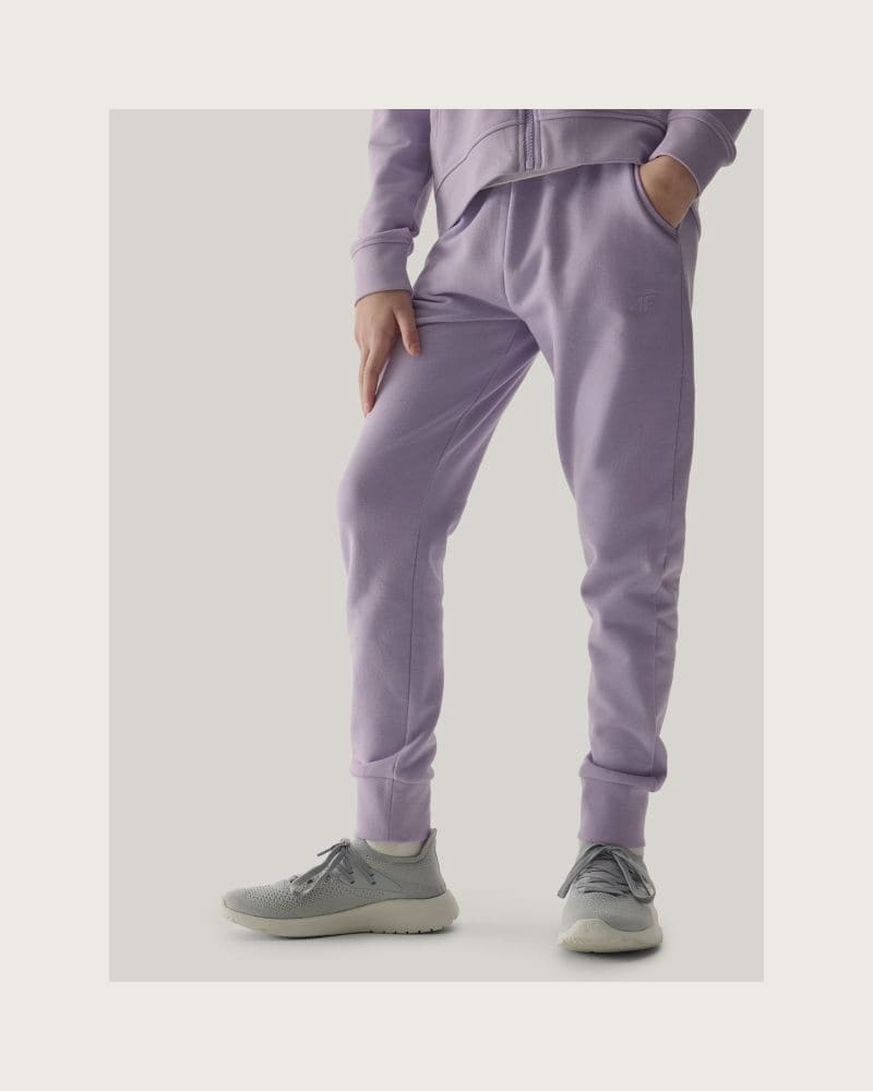 Dievčenské tepláky 4F JUNIOR TROUSERS-4FJWSS24TTROF587-52S-LIGHT VIOLET – fotka 2