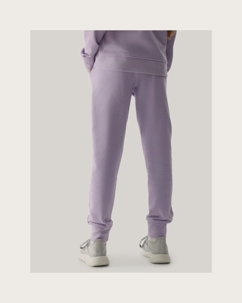 Dievčenské tepláky 4F JUNIOR TROUSERS-4FJWSS24TTROF587-52S-LIGHT VIOLET – fotka 4