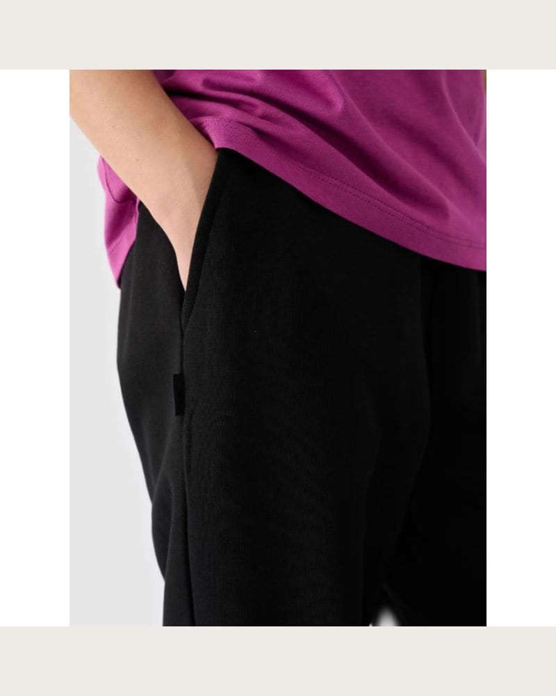 Dievčenské tepláky 4F JUNIOR TROUSERS-JWAW24TTROF754-20S-DEEP BLACK – fotka 4