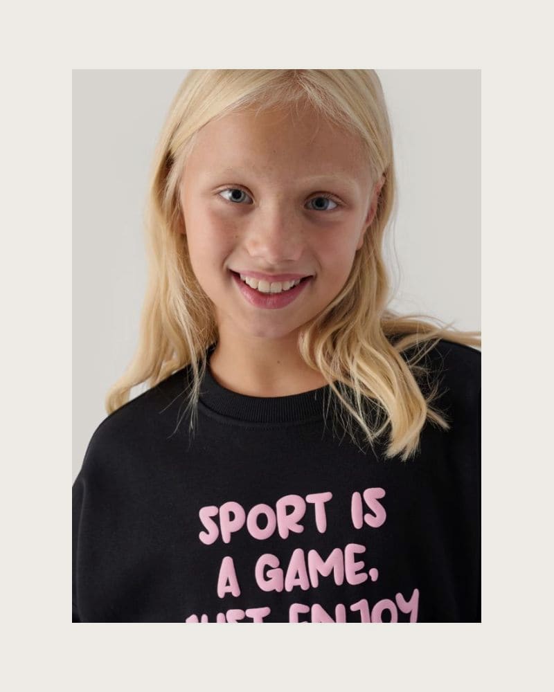 Dievčenská mikina 4F JUNIOR SWEATSHIRT-JWAW24TSWSF1214-20S-DEEP BLACK – fotka 2