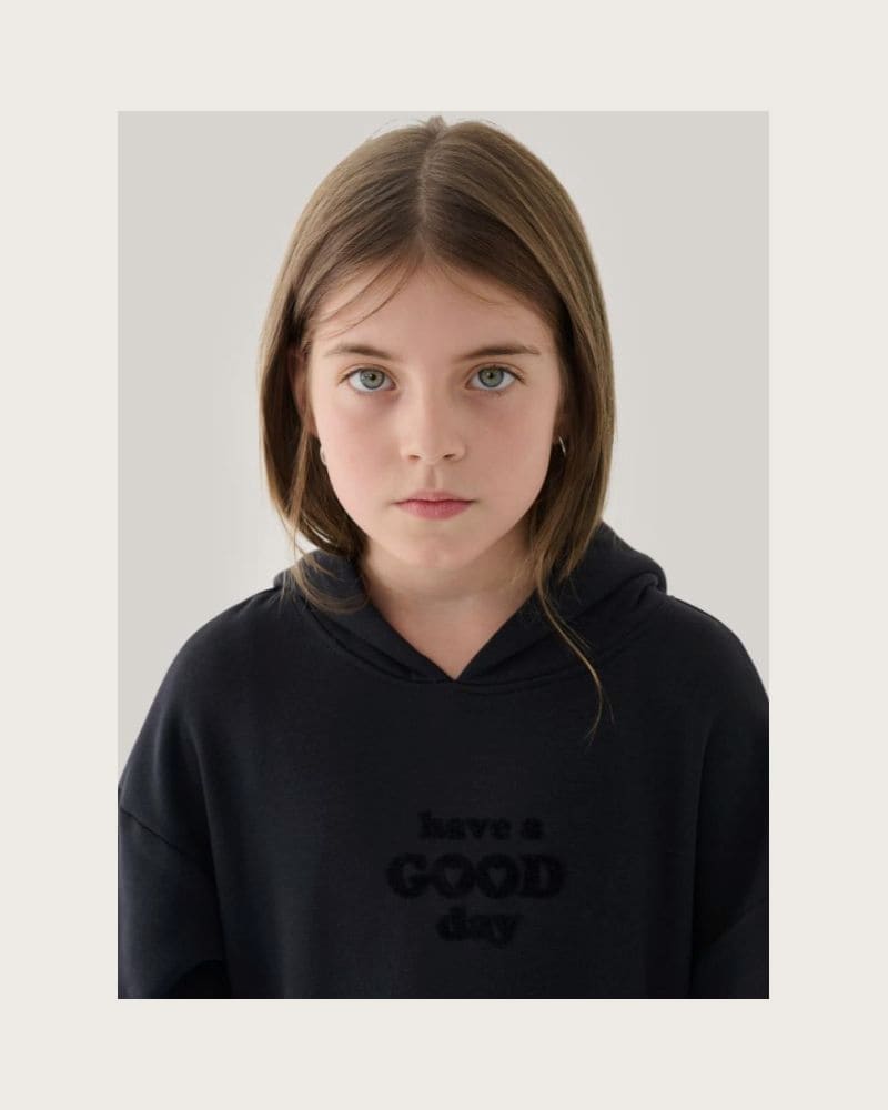 Dievčenská mikina s kapucňou 4F JUNIOR SWEATSHIRT-JWAW24TSWSF1218-20S-DEEP BLACK – fotka 2