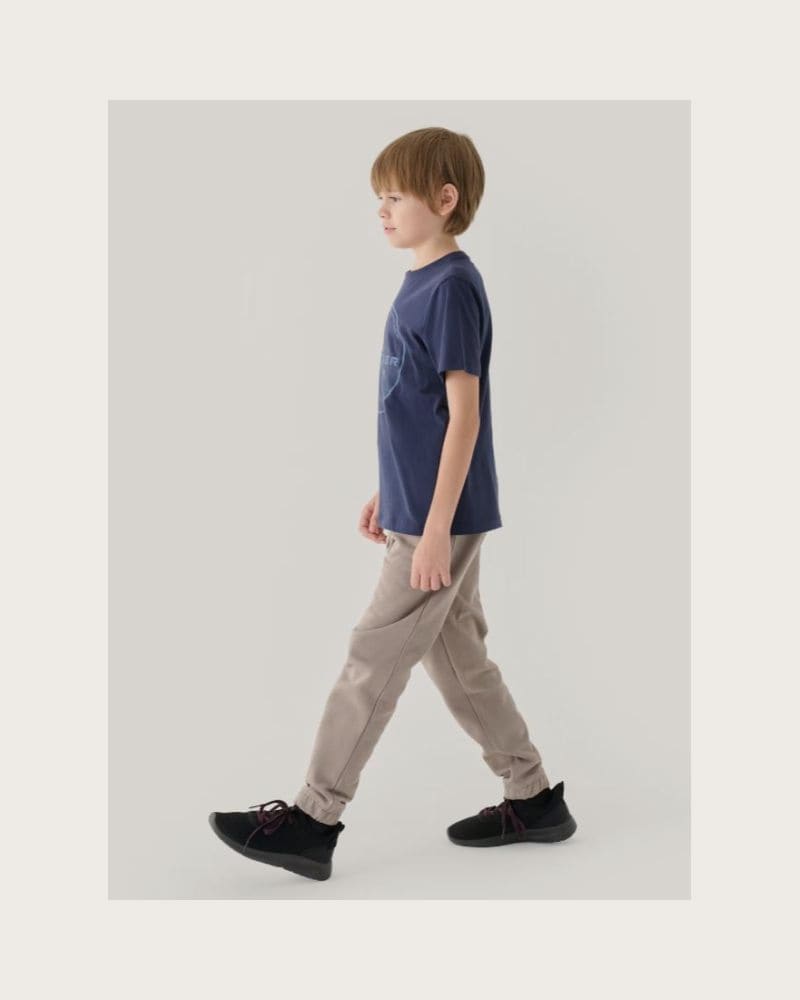 Chlapčenské zateplené tepláky 4F JUNIOR TROUSERS-JWAW24TTROM760-26S-WARM LIGHT GREY – fotka 2