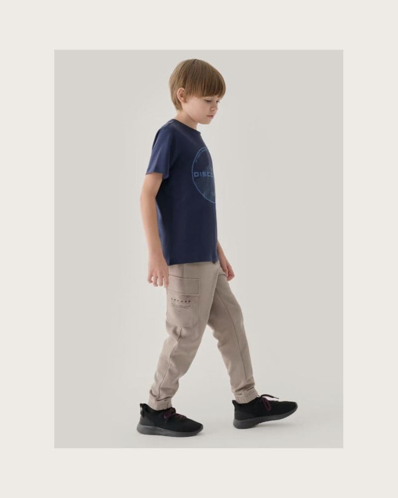 Chlapčenské zateplené tepláky 4F JUNIOR TROUSERS-JWAW24TTROM760-26S-WARM LIGHT GREY – fotka 3