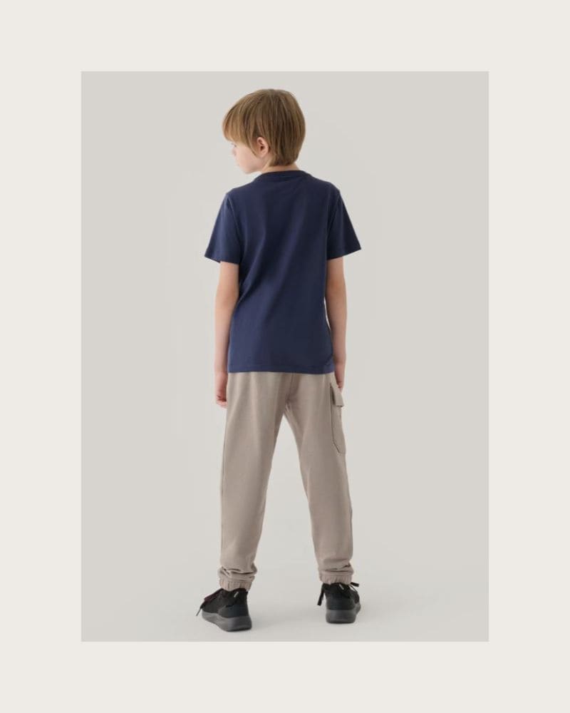 Chlapčenské zateplené tepláky 4F JUNIOR TROUSERS-JWAW24TTROM760-26S-WARM LIGHT GREY – fotka 4