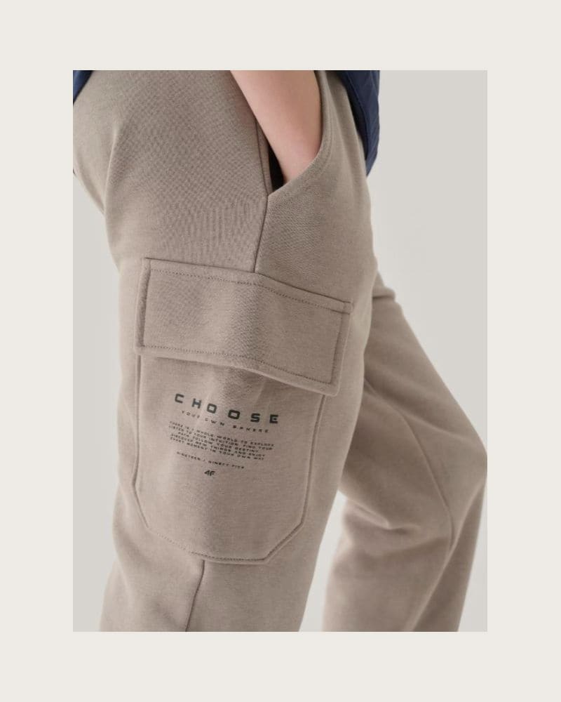 Chlapčenské zateplené tepláky 4F JUNIOR TROUSERS-JWAW24TTROM760-26S-WARM LIGHT GREY – fotka 5
