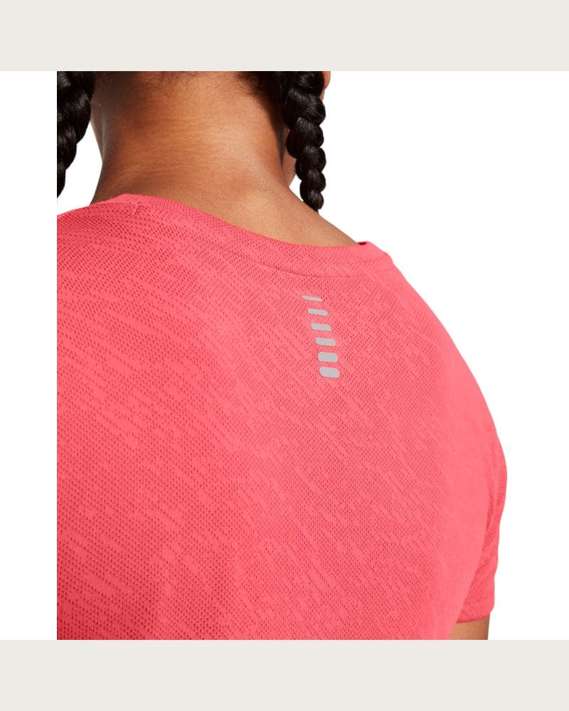 Dámske tréningové tričko s krátkym rukávom UNDER ARMOUR UA Launch Camo Shortsleeve-RED – fotka 3