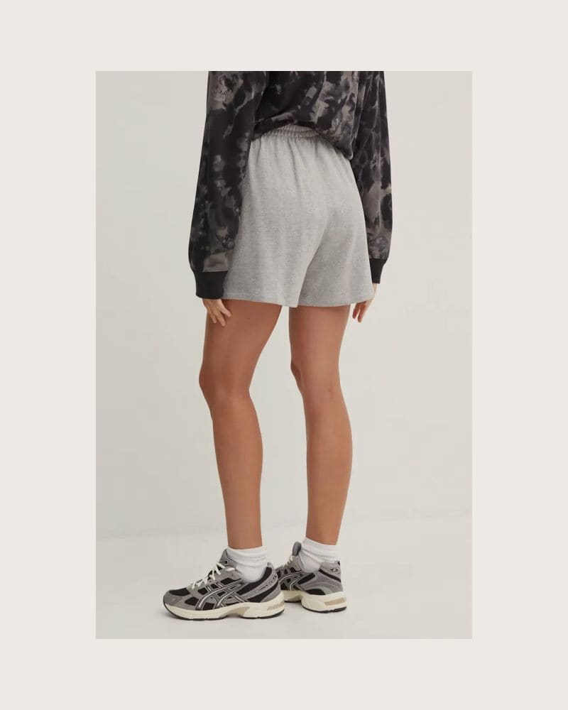 Dámske kraťasy ADIDAS ORIGINALS ESS SHORTS-MGREYH – fotka 7