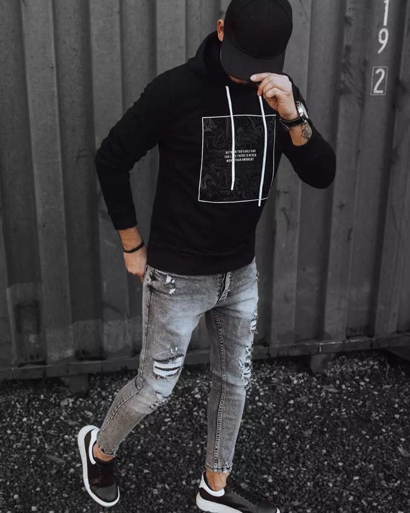 Čierna mikina s kapucňou a potlačou – fotka 2