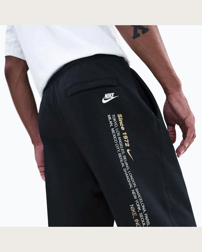 Pánske tepláky NIKE M NK CLUB BNGEE PNT SWSH SPRT BLACK METALLIC GOLD – fotka 5