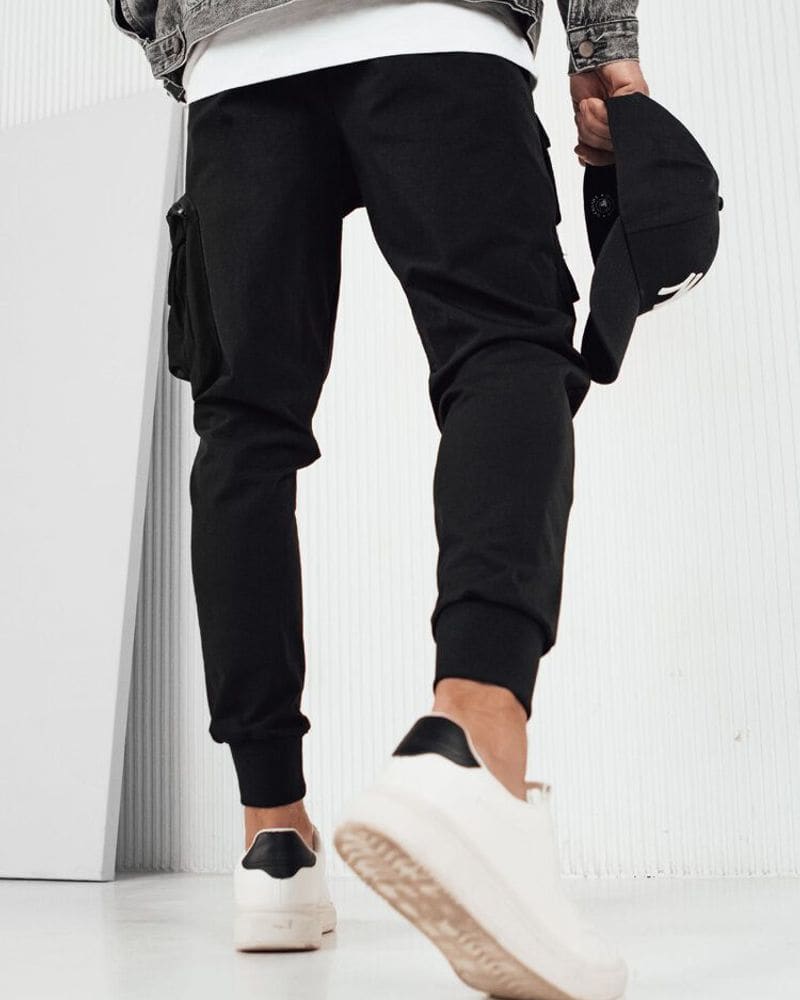 Trendy čierne pánske kapsáčové joggery UP – fotka 8