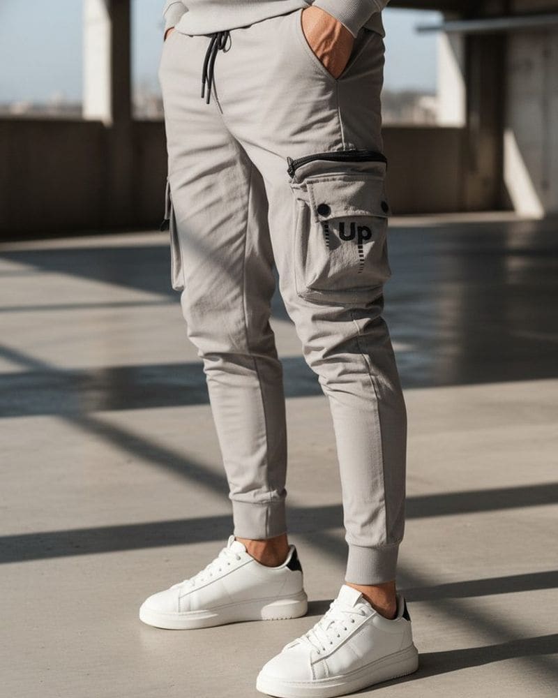 Trendy šedé pánske kapsáčové joggery UP