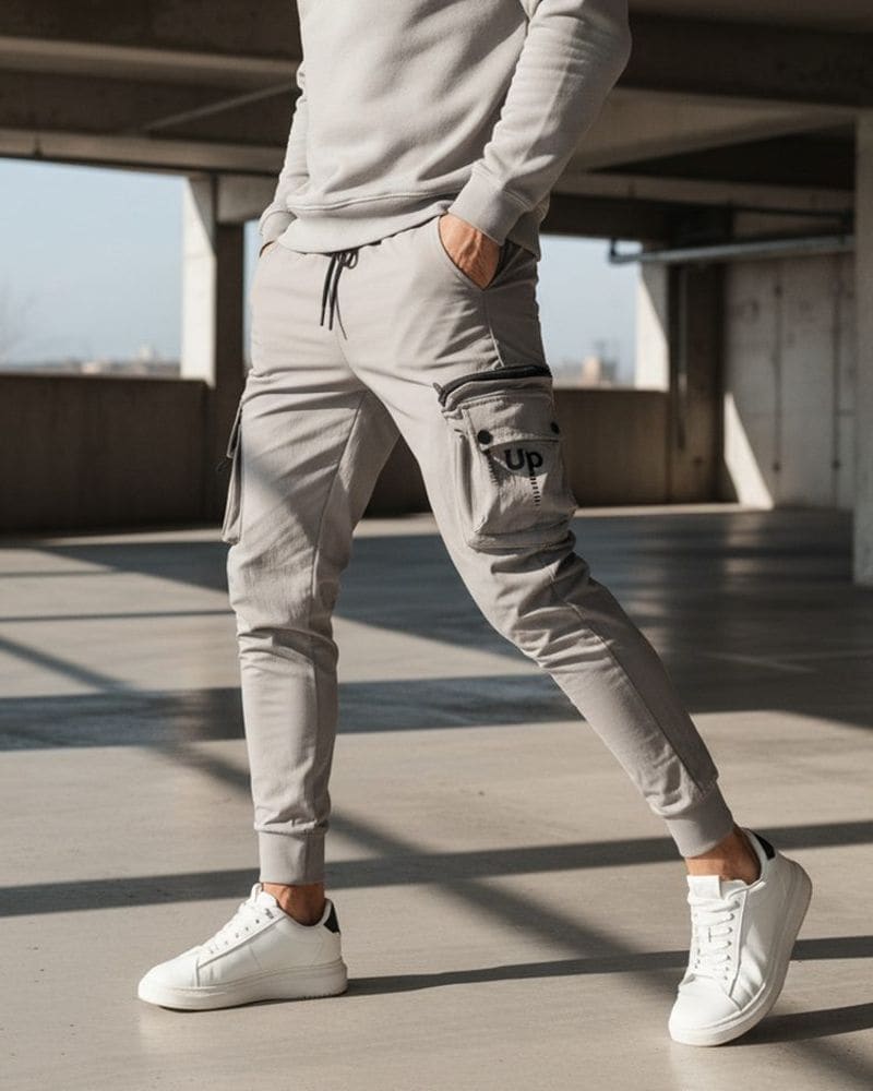 Trendy šedé pánske kapsáčové joggery UP – fotka 3