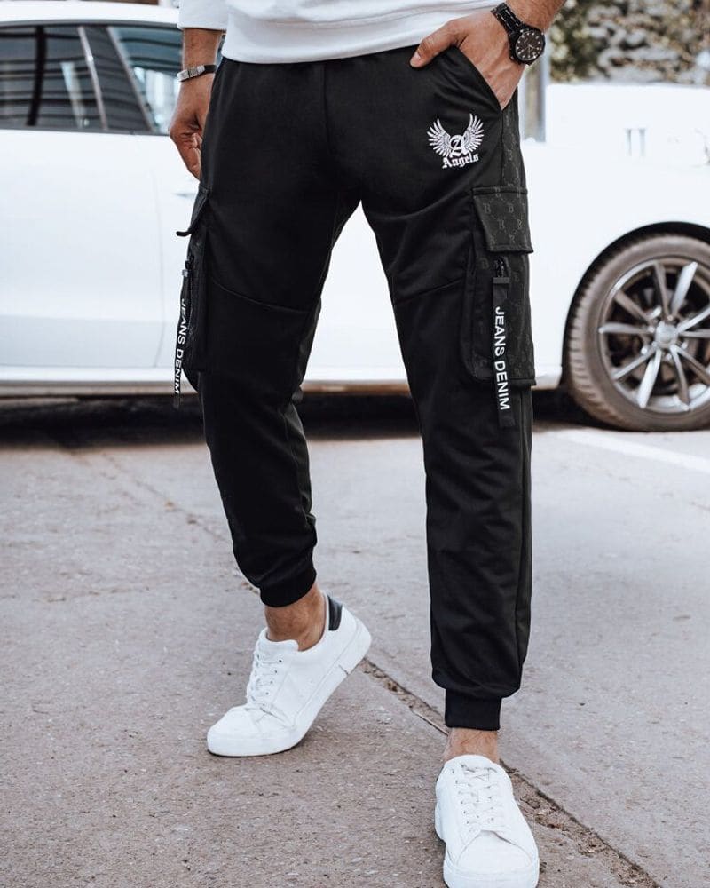 Moderné čierne kapsáčové joggery