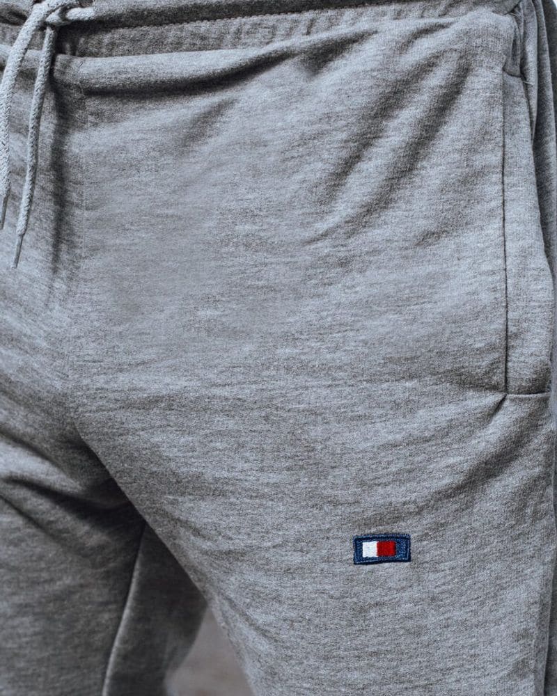 Šedé pohodlné tepláky s logom – fotka 3
