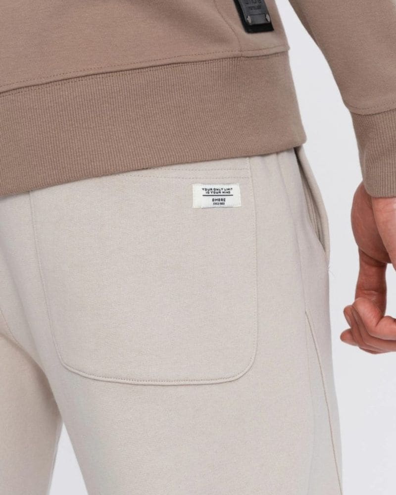 Béžové tepláky s trendy prešívaním – fotka 6