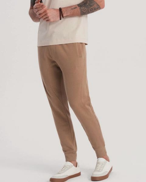 Hnedé tepláky s trendy prešívaním