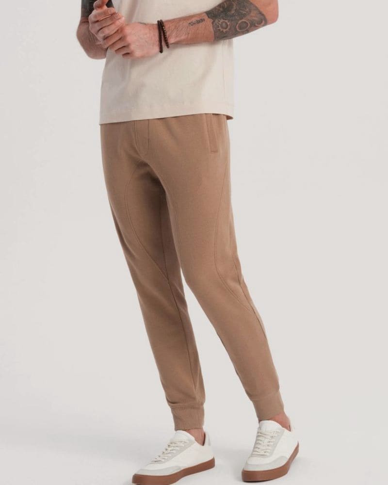Hnedé tepláky s trendy prešívaním