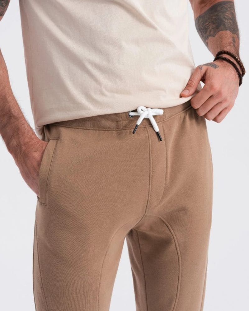 Hnedé tepláky s trendy prešívaním – fotka 5
