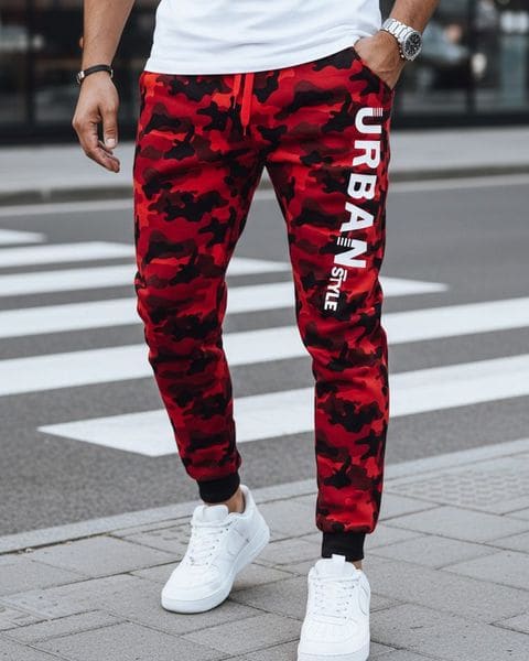 Trendy maskáčové tepláky pre pánov v červenom farebnom prevedení