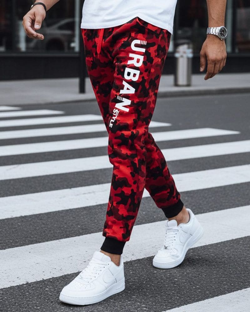 Trendy maskáčové tepláky pre pánov v červenom farebnom prevedení – fotka 3