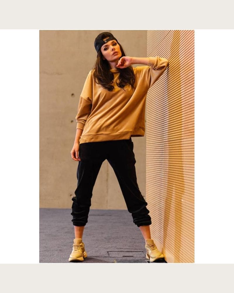 Dámska velúrová oversize mikina v béžovej farbe – fotka 3
