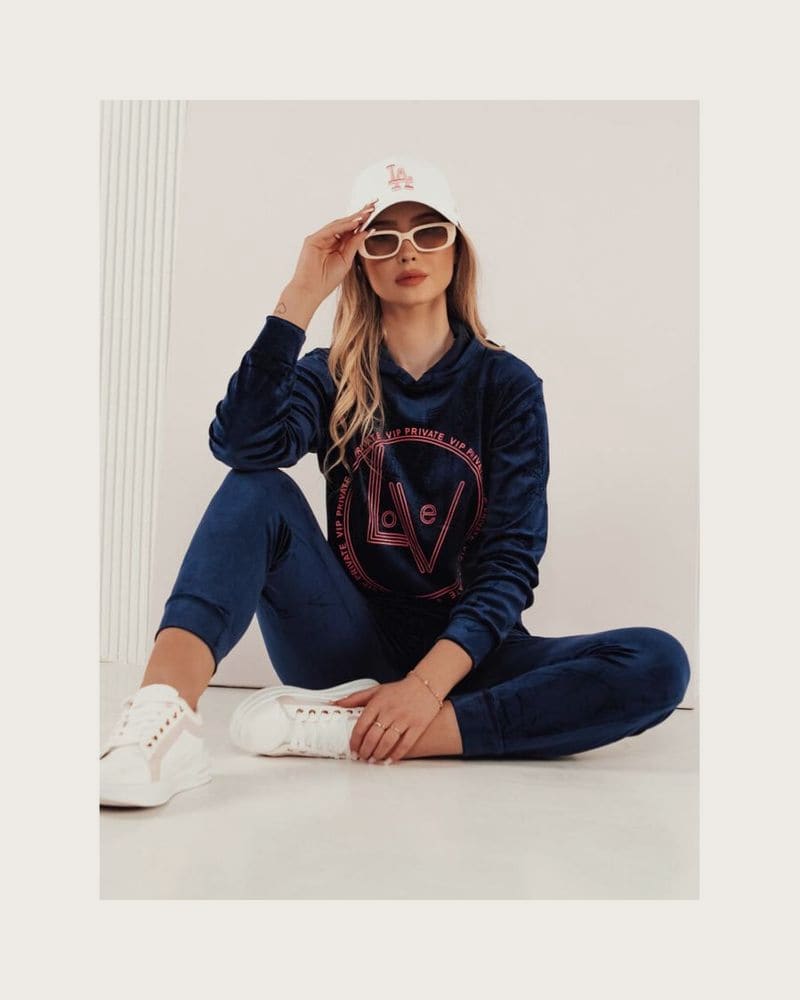 Tmavomodrá velúrová súprava s potlačou