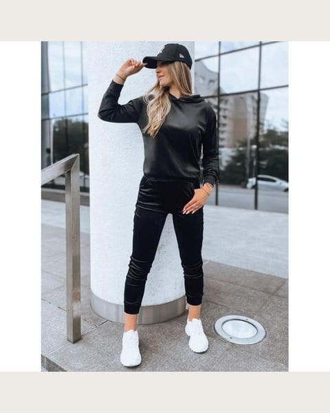 Velúrová dámska súprava v čiernej farbe