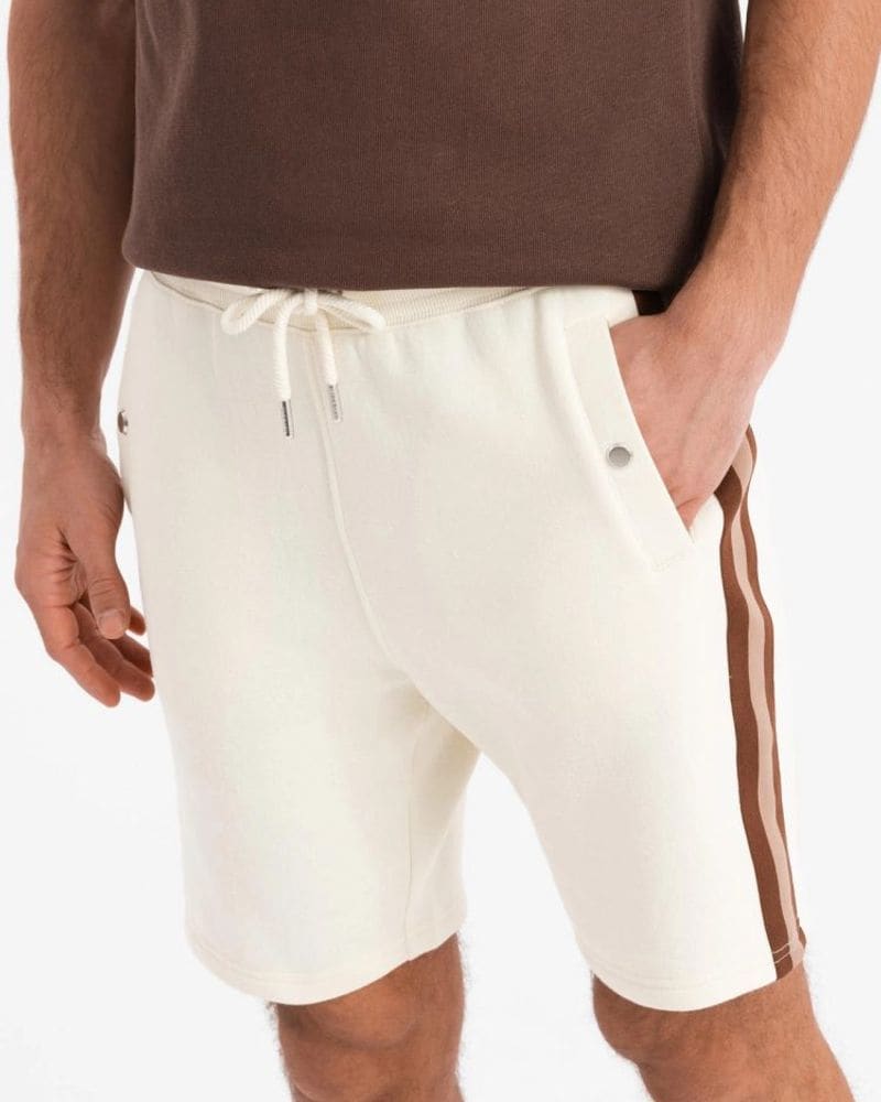 Trendy hnedé kraťasy s pásmi po bokoch
