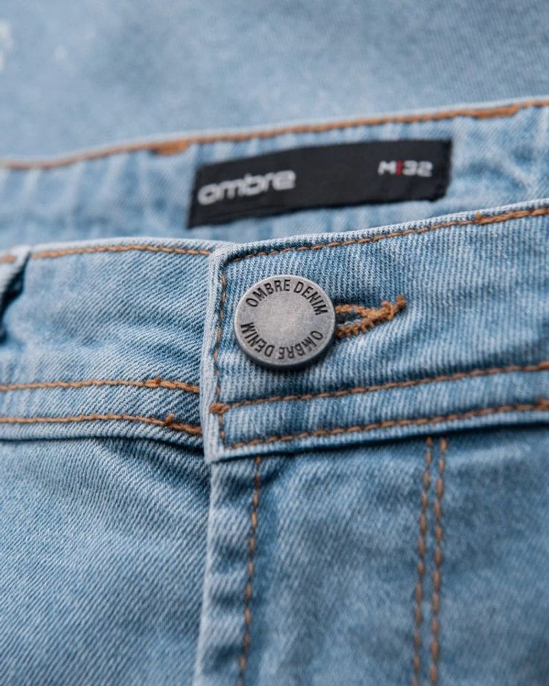 Moderné svetlomodré rifľové kraťasy s odreninami – fotka 3