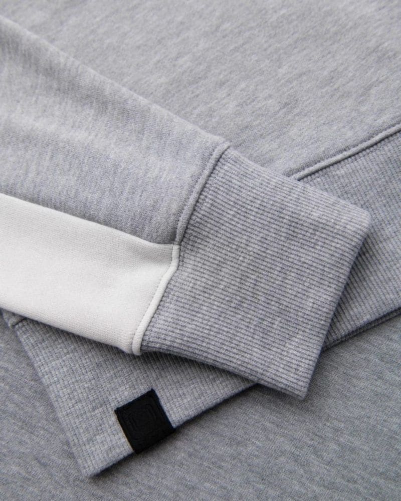 Trendy sivá mikina bez kapucne s ozdobným rukávom – fotka 6