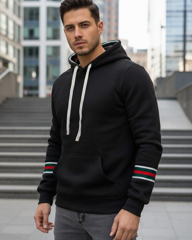 Trendy mikina pre mužov s kapucňou v čiernej farbe