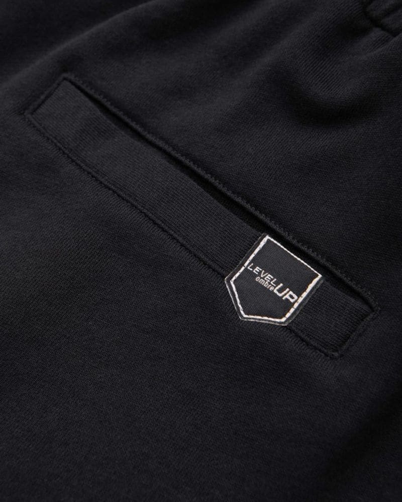 Trendy čierne kraťasy s logom a s rozparkom – fotka 7