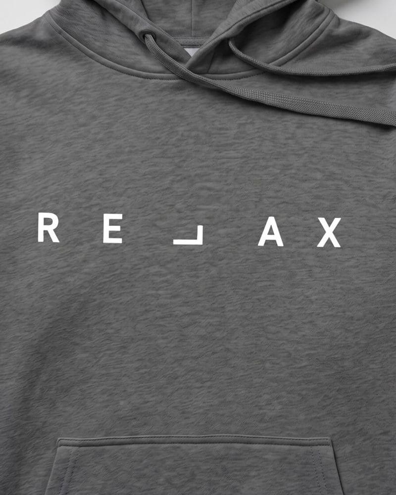 Atraktívna grafitová mikina s nápisom RELAX – fotka 4