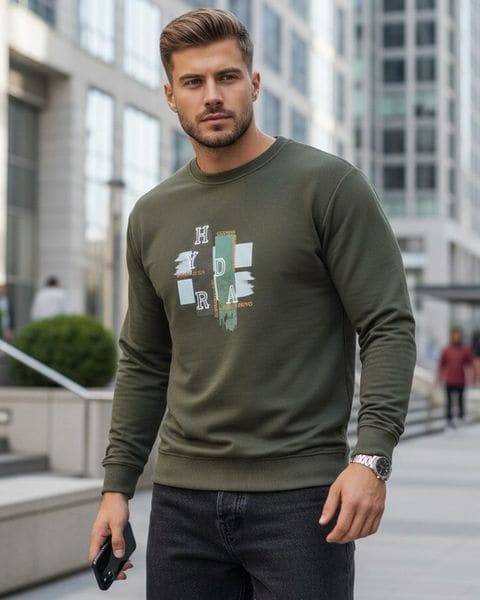 Mikina s trendy potlačou v khaki farbe