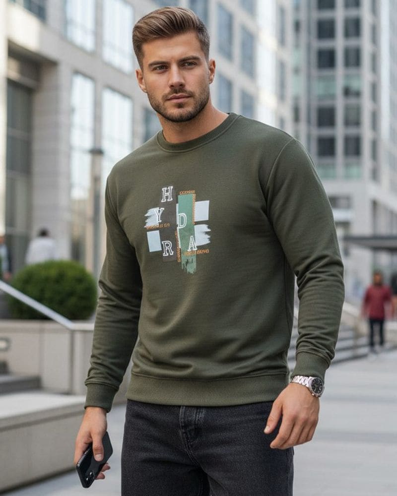 Mikina s trendy potlačou v khaki farbe